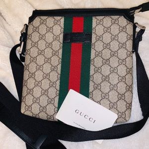 Gucci flat supreme messenger bag unisex